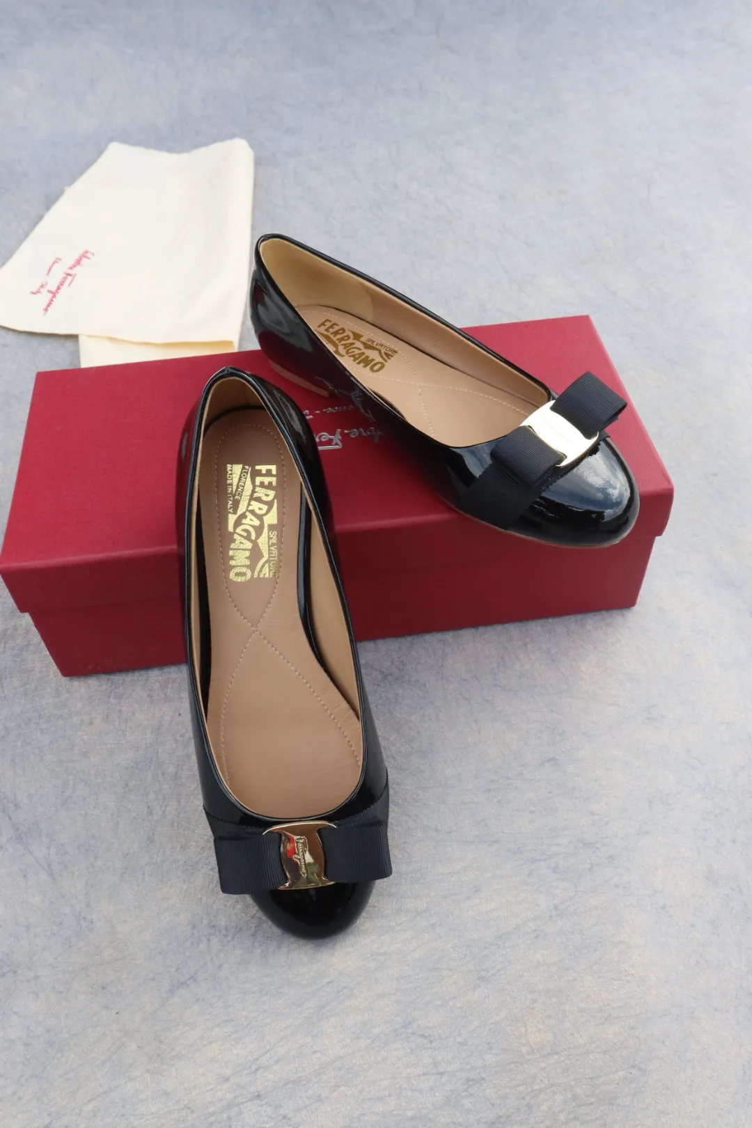 👟👟Ex-factory price 480👟👟 Women's shoes Women's clothing Women's shoes Women's clothing Women's shoes Women's clothing Salvatore Ferragamo SF classic model🌪 Heel height: flat (leather buckle) Upper: imported cow patent leather🌹 Lining: sheepskin Feet: sheepskin Size: 35-39 standard size [Can be customized to sizes 34, 40, 41]